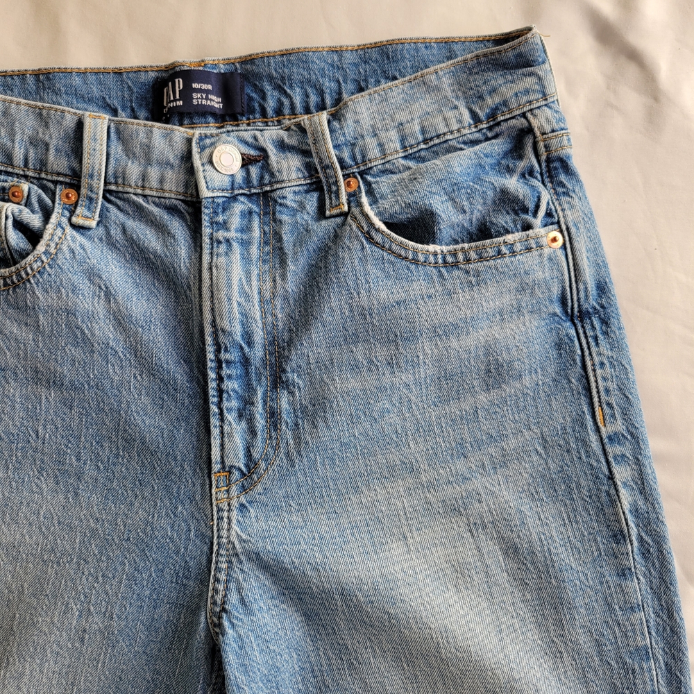 GAP Women’s Straight-Leg Jeans – Size 10 / 30R (Light Wash) - Picture 2 of 9